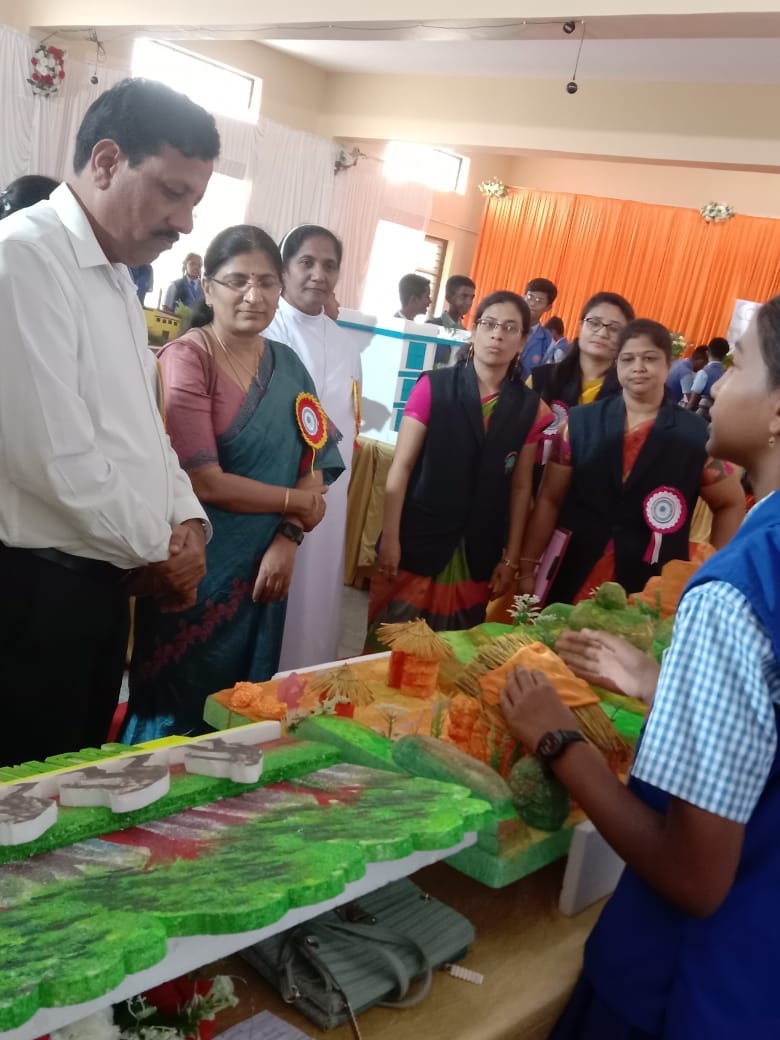 Student presenting a science model at the Exhibition 2023-24