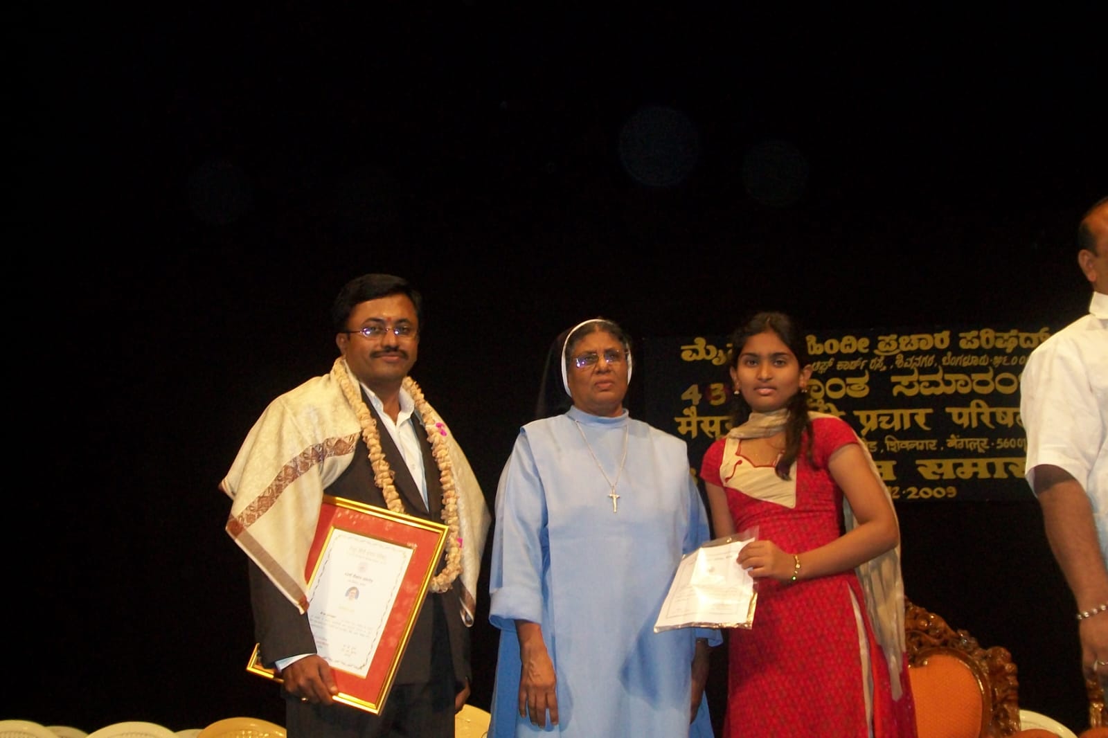 Mr. M. Nagabhushan receiving the Savi Samman award, 2009